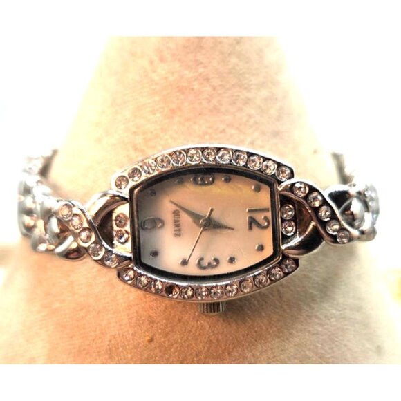Silver Tone Womens Elegant Watch With Rhinestone Accents & Linked Heart Bracelet - Picture 1 of 4